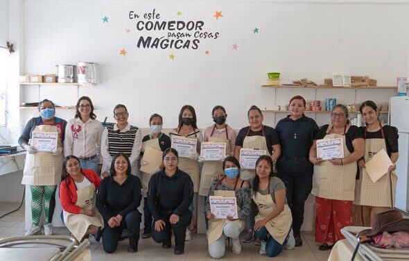Entregan obsequios a participantes del taller de autoempleo en Tepeji