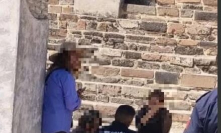 Elementos de Protección Civil brindan apoyo a una persona lesionada en la Zona Arqueológica