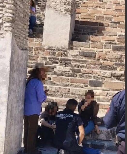 Elementos de Protección Civil brindan apoyo a una persona lesionada en la Zona Arqueológica