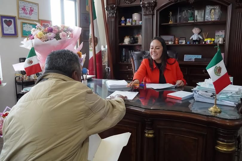 Alcaldesa de Atotonilco de Tula atiende a la población en la jornada «Viernes Ciudadano»