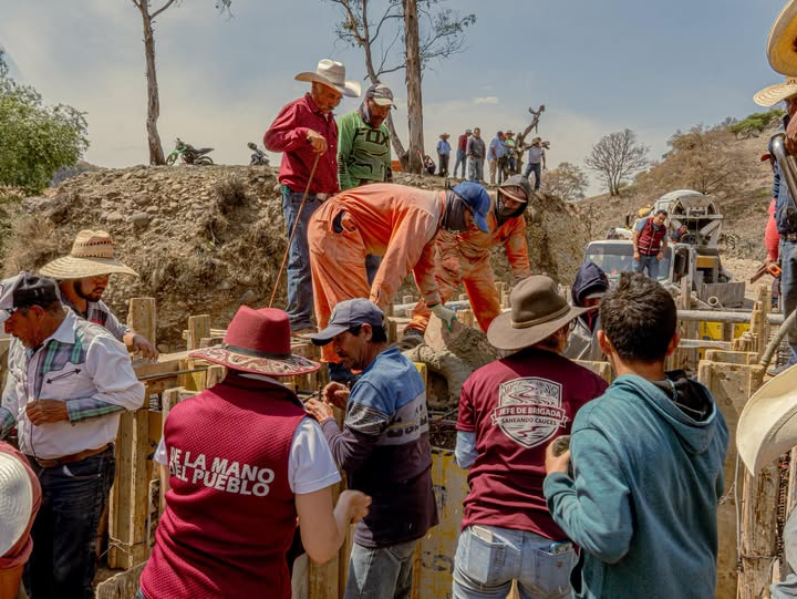 Gobierno de Tepeji entrega tres ollas de concreto a vecinos de La Loma de San José Piedra Gorda