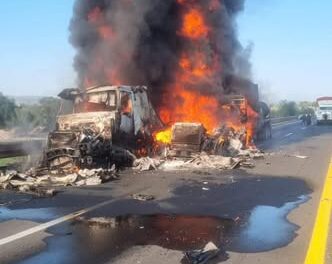 Bomberos Tula atiende reporte de incendio de tractocamión