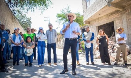 Cristhian Martínez entrega obras de electrificación