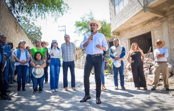 Cristhian Martínez entrega obras de electrificación