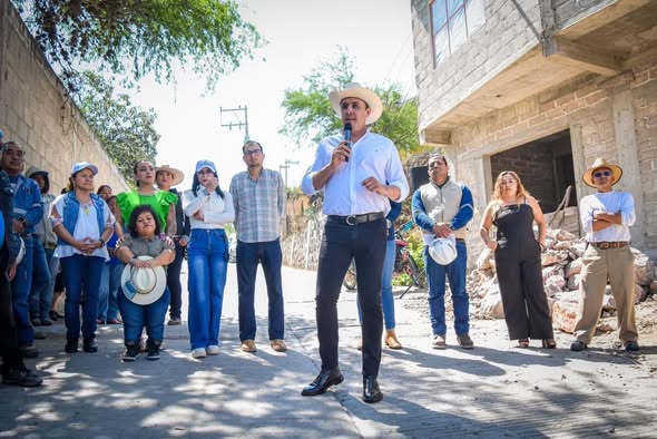 Cristhian Martínez entrega obras de electrificación