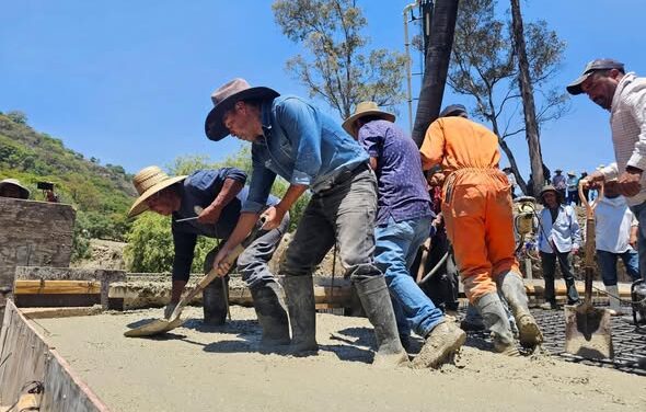Tepeji del Río entrega ollas de concreto para la construcción del puente de La Loma de San José