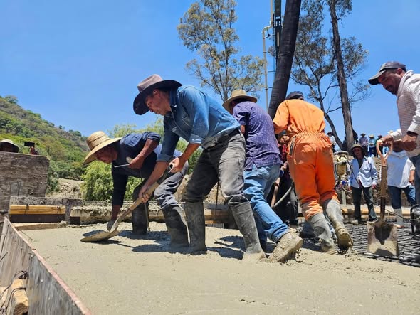 Tepeji del Río entrega ollas de concreto para la construcción del puente de La Loma de San José