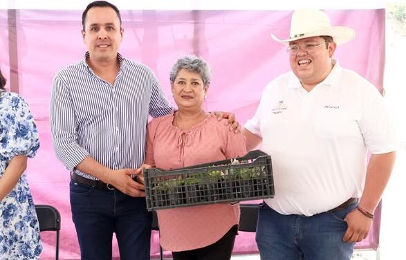 Cristhian Martínez entrega apoyos del programa «Sembrando el Futuro»