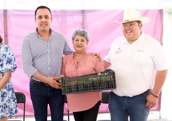 Cristhian Martínez entrega apoyos del programa «Sembrando el Futuro»
