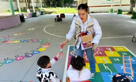 En el marco del Día del Niño, el Gobierno Municipal de #TepejiDelRío realizó la entrega de obsequios en distintas instituciones educativas