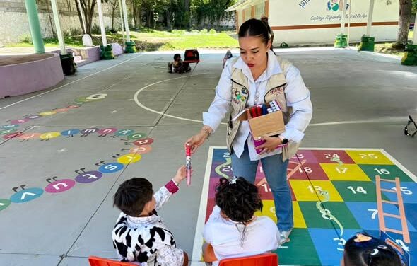 En el marco del Día del Niño, el Gobierno Municipal de #TepejiDelRío realizó la entrega de obsequios en distintas instituciones educativas
