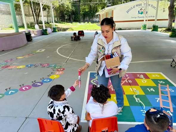 En el marco del Día del Niño, el Gobierno Municipal de #TepejiDelRío realizó la entrega de obsequios en distintas instituciones educativas
