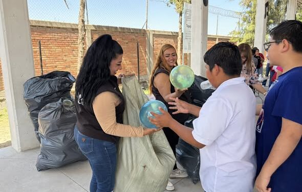 Gobierno de Tepeji lleva sonrisas a los centros educativos