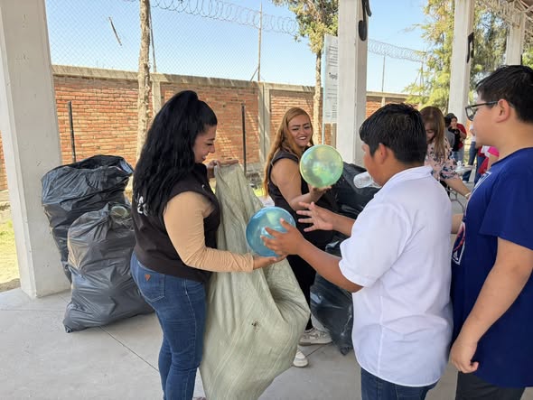 Gobierno de Tepeji lleva sonrisas a los centros educativos