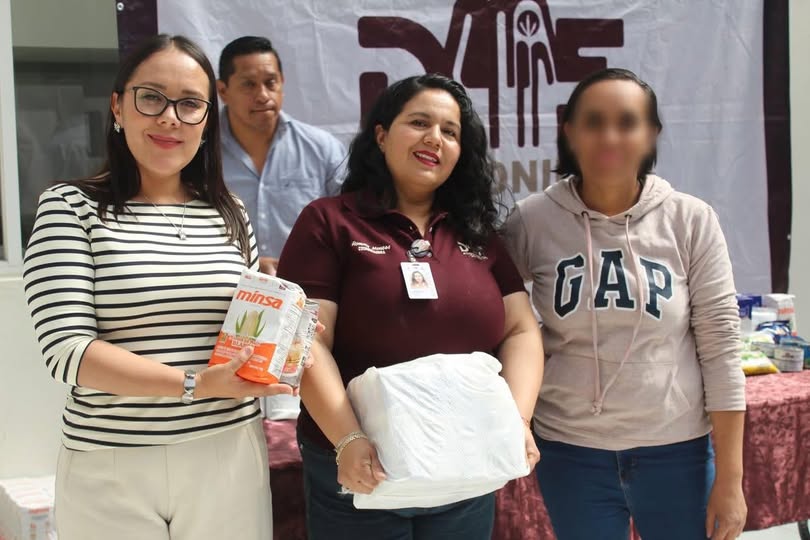 Alcaldesa de Atotonilco de Tula encabeza entrega de despensas