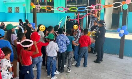 Gobierno de Tepeji entrega juguetes a niñas y niños de comunidades