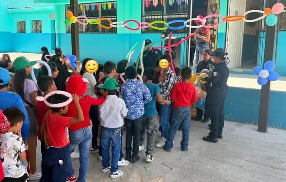 Gobierno de Tepeji entrega juguetes a niñas y niños de comunidades