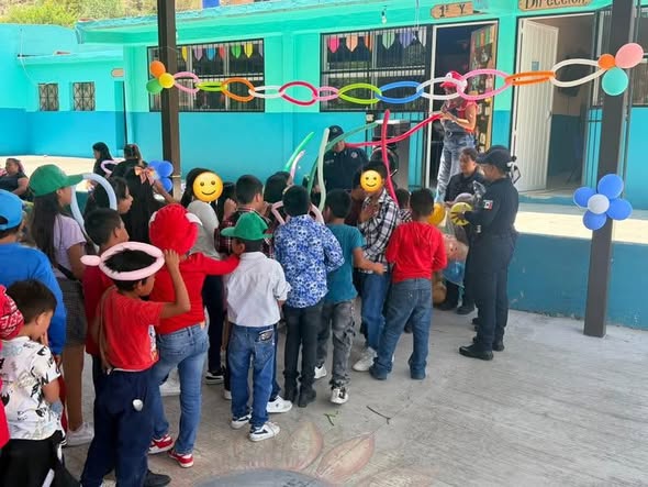 Gobierno de Tepeji entrega juguetes a niñas y niños de comunidades