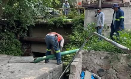 Comisión de agua de Tepeji continúa labores de desazolve en fosa séptica de oxidación