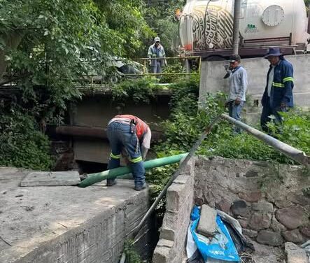 Comisión de agua de Tepeji continúa labores de desazolve en fosa séptica de oxidación