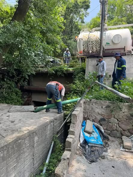 Comisión de agua de Tepeji continúa labores de desazolve en fosa séptica de oxidación