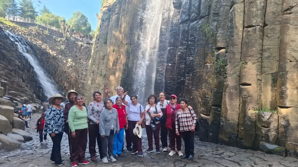 Adultos mayores de Atotonilco de Tula visitan Huasca de Ocampo