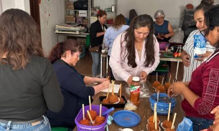 Imparten taller de elaboración de manzanas cubiertas de pasta e tamarindo en Atotonilco de Tula