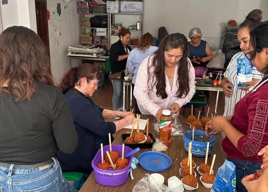Imparten taller de elaboración de manzanas cubiertas de pasta e tamarindo en Atotonilco de Tula