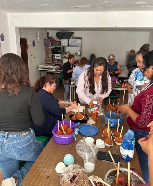 Imparten taller de elaboración de manzanas cubiertas de pasta e tamarindo en Atotonilco de Tula