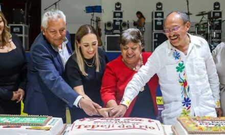Tania Valdez encabeza festejo del Día del Maestro