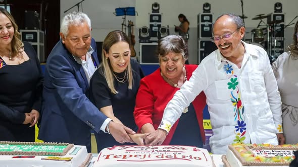 Tania Valdez encabeza festejo del Día del Maestro