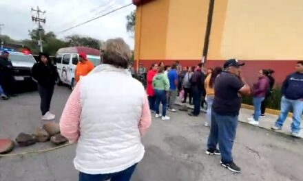 Vecinos de Santa María Magdalena en #TepejiDelRío bloquean acceso a las unidades del transporte público a la comunidad