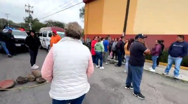 Vecinos de Santa María Magdalena en #TepejiDelRío bloquean acceso a las unidades del transporte público a la comunidad
