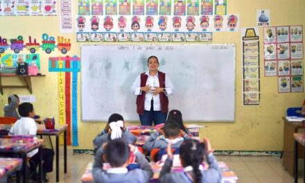 Entregan obsequios a estudiantes de dos centros educativos de Tepeji
