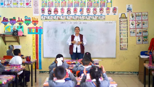 Entregan obsequios a estudiantes de dos centros educativos de Tepeji