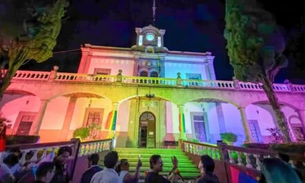 Iluminan alcaldía de Tepeji del Río en conmemoración del mes del orgullo LGBT