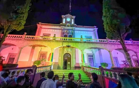Iluminan alcaldía de Tepeji del Río en conmemoración del mes del orgullo LGBT