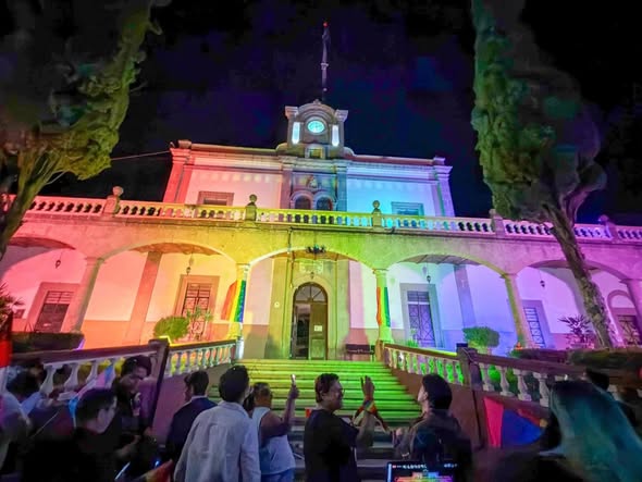 Iluminan alcaldía de Tepeji del Río en conmemoración del mes del orgullo LGBT