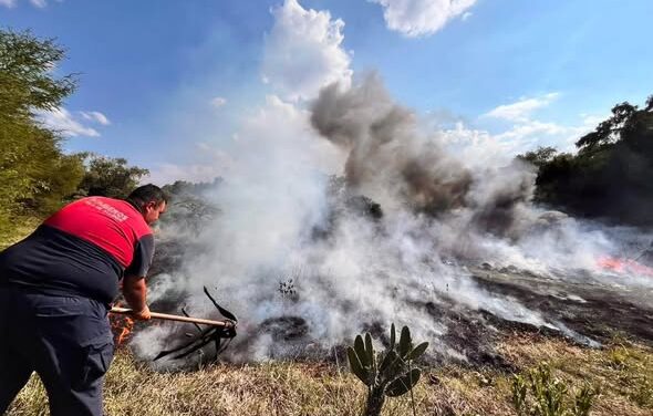 PC Tula atienden reporte de incendio de pastizales en Tula de Allende