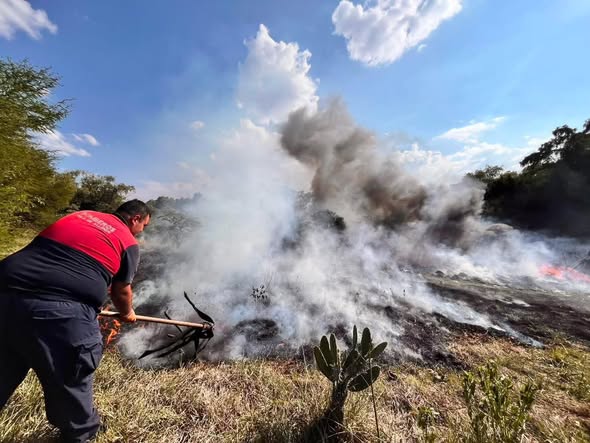 PC Tula atienden reporte de incendio de pastizales en Tula de Allende