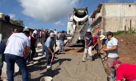 Gobierno de Tepeji entrega dos ollas de concreto para la pavimentación de la calle La Poza