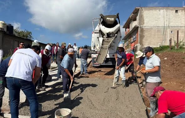 Gobierno de Tepeji entrega dos ollas de concreto para la pavimentación de la calle La Poza