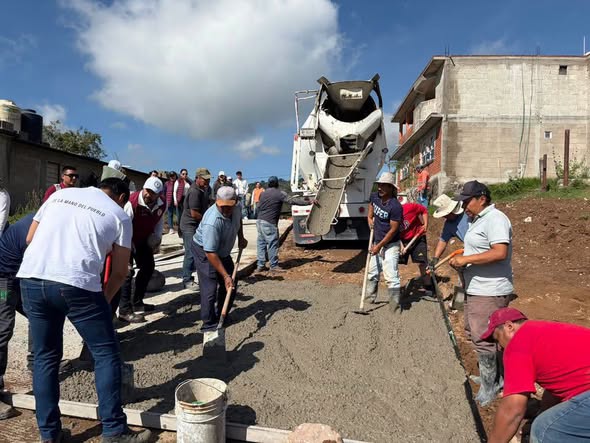 Gobierno de Tepeji entrega dos ollas de concreto para la pavimentación de la calle La Poza