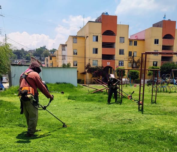 Realizan labores de limpieza, poda y mantenimiento en el parque del Infonavit El Cerrito