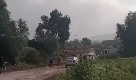 Vecinos de Tlaltepoxco bloquean trabajos del tren México Querétaro