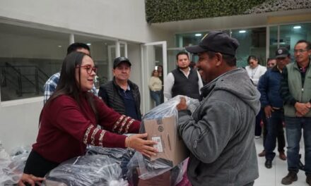 Entregan uniformes y equipamiento a trabajadores de servicios publicos y obras públicas de Atotonilco de Tula