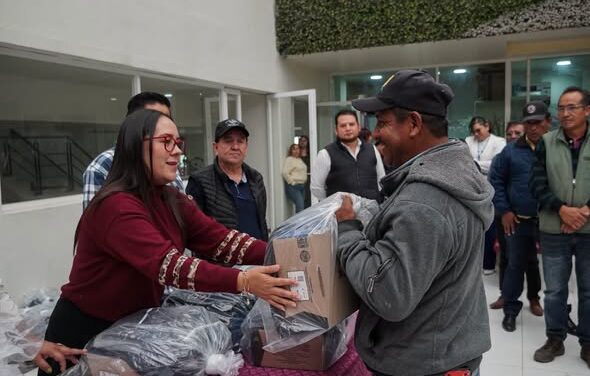 Entregan uniformes y equipamiento a trabajadores de servicios publicos y obras públicas de Atotonilco de Tula