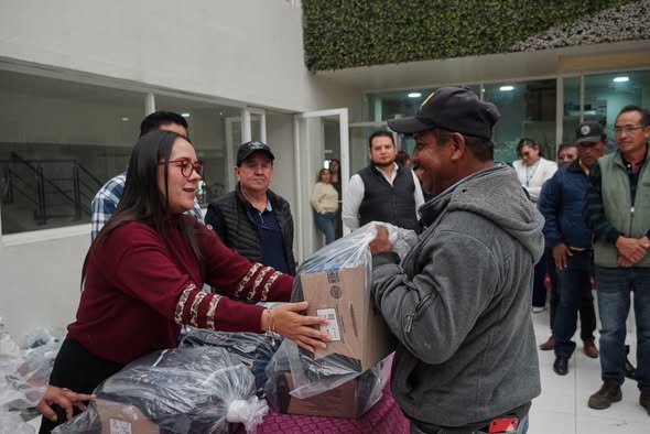 Entregan uniformes y equipamiento a trabajadores de servicios publicos y obras públicas de Atotonilco de Tula
