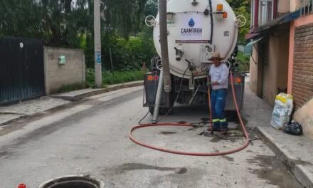 Personal de la CAAMTROH realiza trabajos de desazolve en la red general de drenaje sanitario en la colonia El Carmen