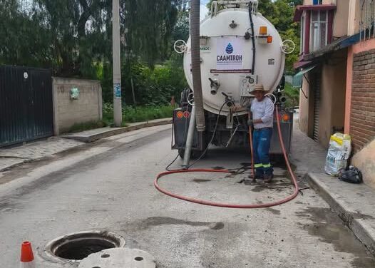 Personal de la CAAMTROH realiza trabajos de desazolve en la red general de drenaje sanitario en la colonia El Carmen